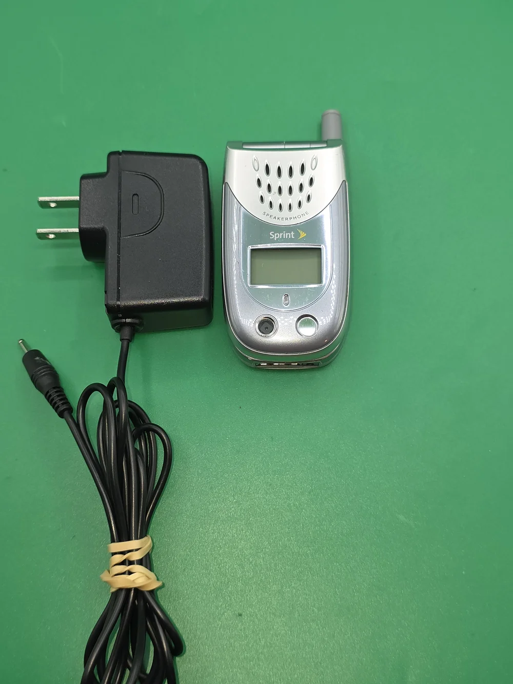 VINTAGE SANYO SCP-3100 SPRINT FLIP PHONE + CHARGER!